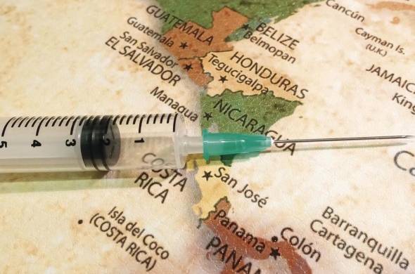 De acuerdo con Mossi, solo una “campaña de vacunación agresiva” permitirá poner coto a la crisis sanitaria regional; esto implica impulsar el desarrollo científico y minimizar la dependencia de las importaciones.
