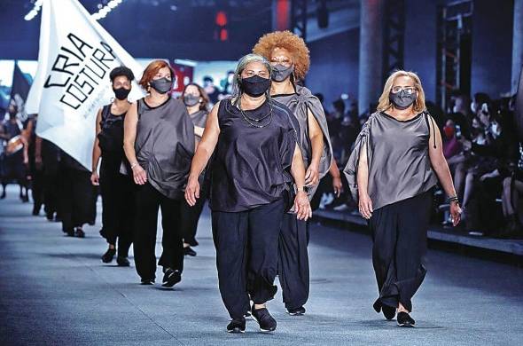 Costureras lucen las creaciones del proyecto 'Cria Costura' durante un desfile de la Semana de la Moda de Sao Paulo.