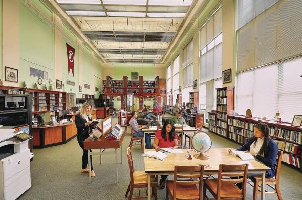 Sala de lectura de la biblioteca Roberto F. Chiari, ubicada en el primer alto del Edificio 704, del Centro de Capacitación Ascanio Arosemena en Balboa. 
