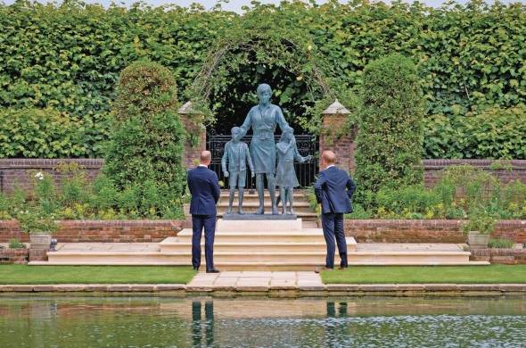 Los príncipes Guillermo y Enrique desvelan una estatua cerca del palacio de Kensington en honor a su madre, Diana de Gales, que ayer habría cumplido 60 años.
