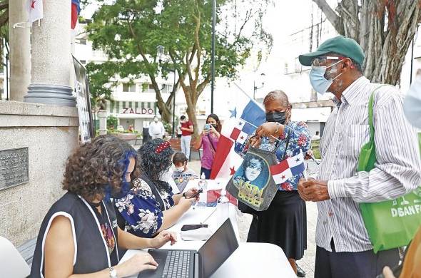 Una de las jornadas de colección de firmas por la constituyente paralela, en el Parque Santa, por el grupo Panamá Decide.