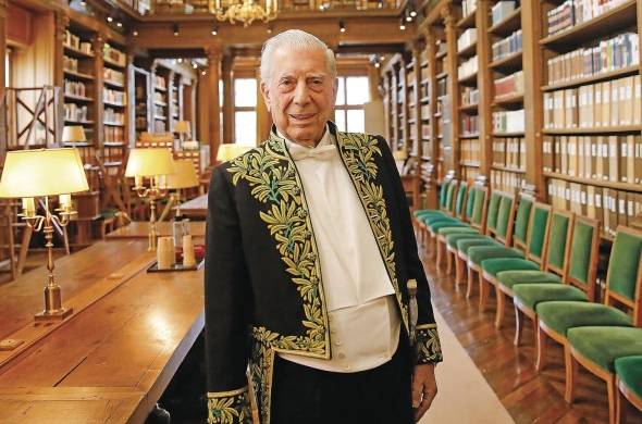 Mario Vargas Llosa en la biblioteca del Instituto Francés en París vestido con el tradicional traje bordado con hojas de olivo.