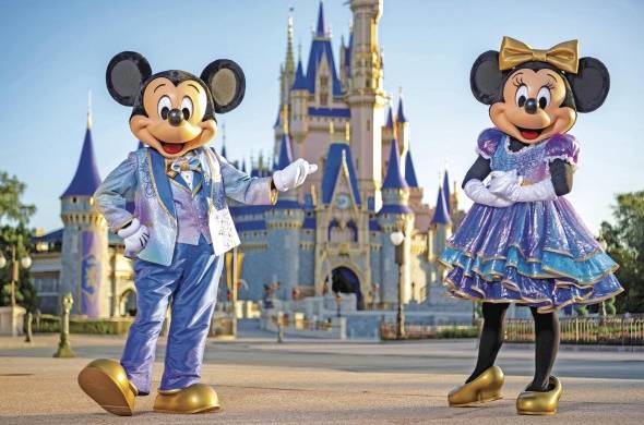 Fotografía de Disney donde aparecen Micky Mouse y Minie Mouse mientras posan frente al castillo de Cenicienta.