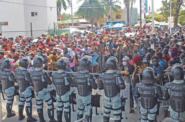 Migrantes protestaron ayer en las oficinas de las oficinas del Instituto Nacional de Migración (INM) Tapachula.