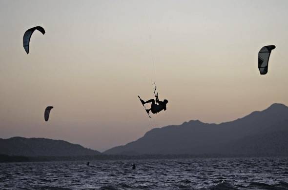Decenas de extranjeros y panameños se reúnen durante esta temporada en el pacífico panameño para practicar 'kitesurf'.