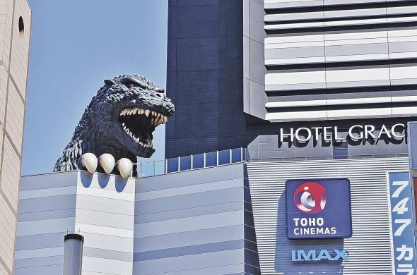 Godzilla en el edificio de los cines Toho.