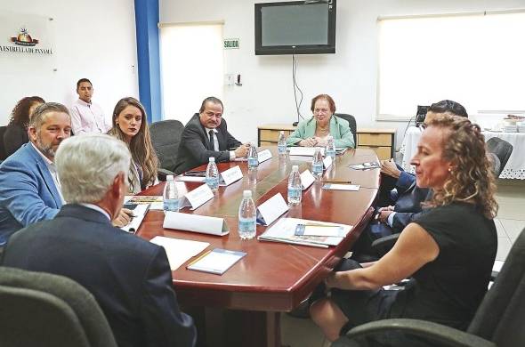 La embajadora de EE.UU. en Panamá, Mari Carmen Aponte, su equipo y miembros del Grupo Editorial El Siglo y La Estrella (GESE)