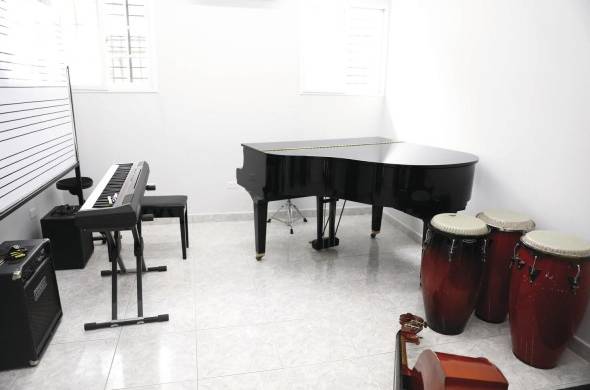 En uno de los salones, un piano donado por Chucho Valdés.