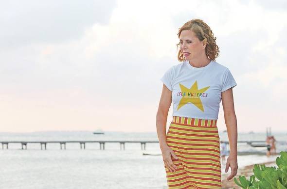 La diseñadora española Ágatha Ruiz de la Prada luce una de sus creaciones durante una pasarela en una playa de isla Mujeres, en el estado de Quintana Roo (México).