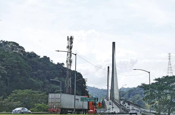 El Puente Centenario es uno de los dos puentes vehiculares que atraviesa el Canal de Panamá; el cual fue puesto en servicio en el año 2005.