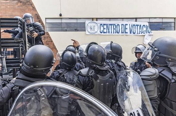 Policías acordonan el centro de votación de San José del Golfo, en el departamento de Guatemala (Guatemala), el pasado 25 de junio de 2023.