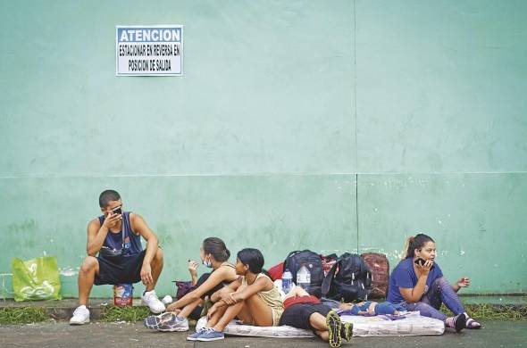 Personas migrantes de origen venezolano, incluidos niños, descansan en un refugio temporal , en Ciudad de Panamá (Panamá)