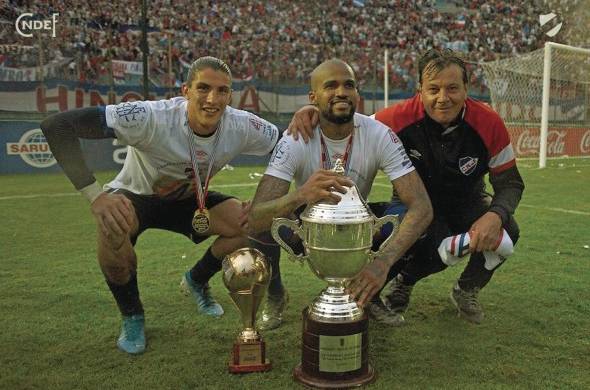 'Manotas' celebrando en el mítico estadio Centenario con el trofeo que acredita a Nacional como campeón uruguayo.