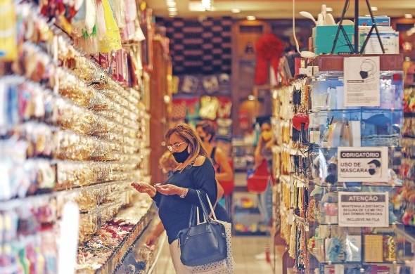 Fotografía de archivo de una mujer observando productos en un supermercado en Sao Paulo (Brasil).