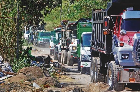 Camiones de recolección de basura llegan al relleno a cielo abierto de Cerro Patacón.