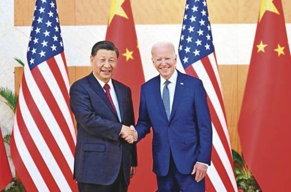 El presidente de la República Popular China, Xi Jinping (izquierda), y su homólogo de Estados Unidos, Joe Biden (derecha), estrechan sus manos, tras la reunión.