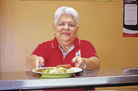 Julia Margarita Sandoval, una microempresaria que desde hace 40 años se dedica a la venta de comida típica panameña
