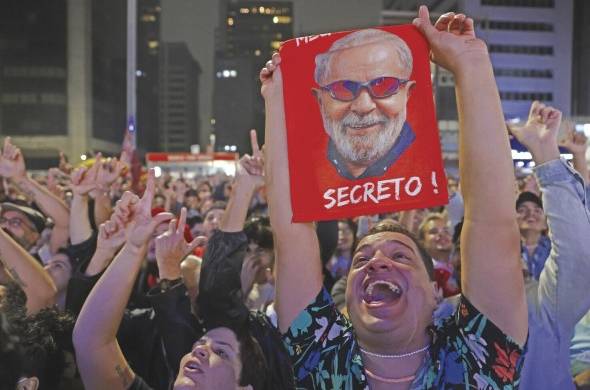 Simpatizantes del expresidente y candidato presidencial Luiz Inácio Lula da Silva celebran mientras se publican los resultados .