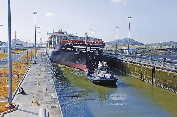 Tránsito de un buque neopanamax por el Canal de Panamá.