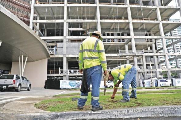 Trabajadores del sector construcción volvieron a sus labores este 7 de septiembre, tras casi seis meses de estar paralizado.