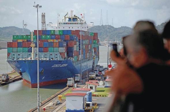Turistas observan el tránsito de un buque portacontenedores en el Canal de Panamá, en una fotografía de archivo.