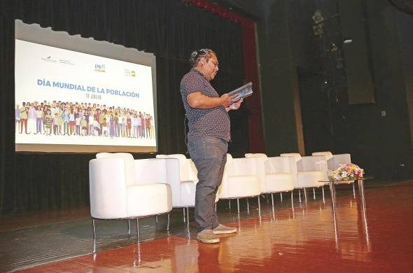 El poeta indígena Maninaindi Roldán durante el evento 'Las dinámicas demográficas y las políticas públicas: Qué nos dicen los resultados de los Censos'