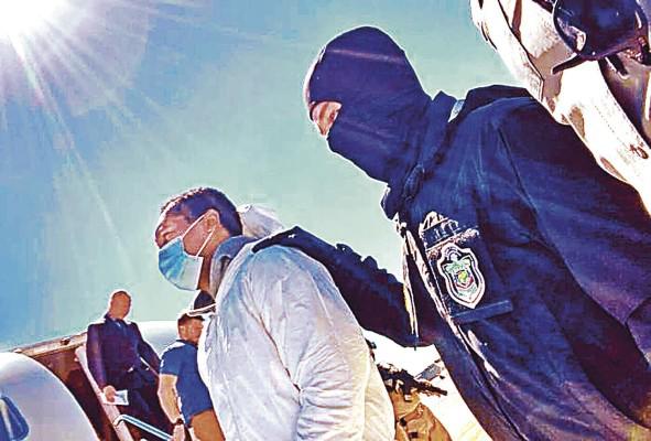 Agentes de la Policía Nacional custodian a Jorge Rubén Camargo-Clarke, de 46 años, conocido bajo los alias de “Cholo Chorrillo”