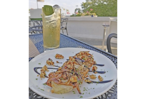 Tosta de solomillo de res con queso brie, cebolla caramelizada, nueces y reducción de balsámico.