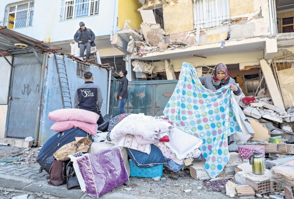 Los residentes que sobrevivieron al terremoto se encuentran a temperaturas extremadamente frías, sin agua potable, en Turquía.