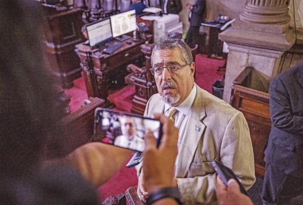 El presidente electo de Guatemala, Bernardo Arévalo, perteneciente al Movimiento Semilla, habla con periodistas tras asistir a una sesión del Congreso en Ciudad de Guatemala (Guatemala).