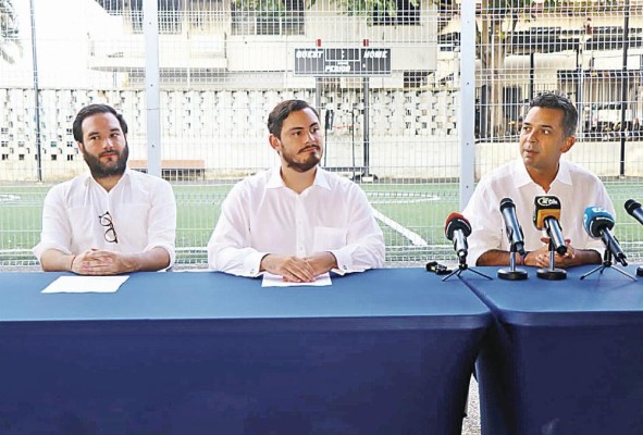Gabriel Silva y Juan Diego Vásquez, de la coalición Vamos, y Ricardo Lombana, de Moca