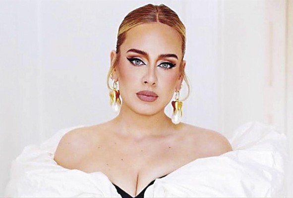 Adele está nominada a cuatro Grammys por su canción 'Easy on me', incluyendo Grabación del Año y Canción del Año.