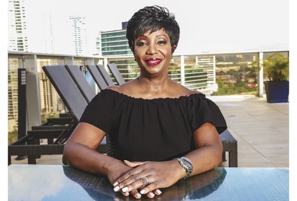 Xiomara Davis de Gumbs se convirtió en la primera mujer latina en ocupar el cargo de Juez Federal de Inmigración en Dallas, Texas.