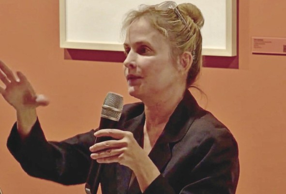 Adrienne Samos. Curadora, crítica de arte, periodista y editora. “Cuando se nos distingue con algún reconocimiento, debemos considerar la labor de la gente con quien trabajamos, y convivimos. En un pasado no tan lejano, la sociedad solía exaltar exclusivamente la obra de aquel solitario 'genio' masculino. Pero nosotras siempre hemos sabido que todo gran esfuerzo es colectivo”. “Todas las manifestaciones culturales son indispensables para ver el mundo desde otros prismas, aprender a cuestionarlo y a cambiarlo. No solo se trata de que las mujeres ocupemos más y más posiciones de liderazgo, si no de ocuparlos con honestidad y profundo sentido de solidaridad”.