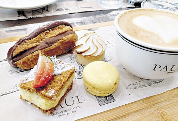 Variedad de mini postres y café