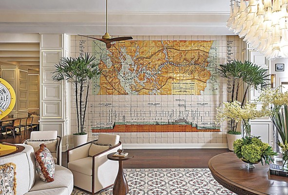 Un mapa del Canal de Panamá es la pieza principal del lobby del hotel