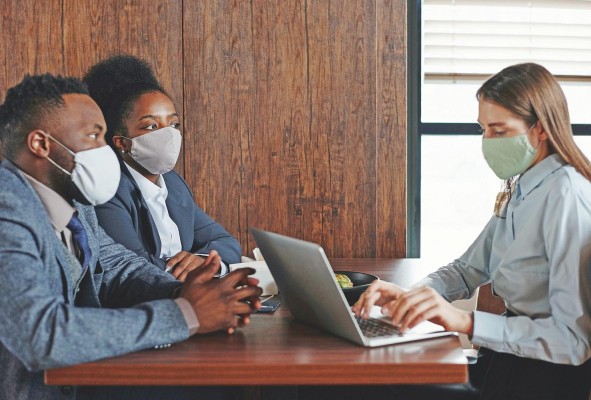 El miedo a perder el trabajo y los bajos salarios representan causas de estrés laboral.
