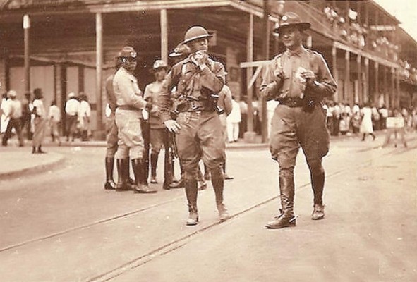 Oficiales del ejército estadounidense patrullando la ciudad de Panamá durante 1925.