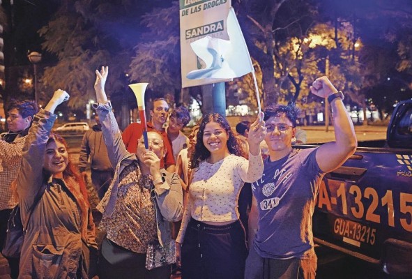Seguidores del presidente electo de Guatemala, Bernardo Arévalo, celebran el resultado de las elecciones en Ciudad de Guatemala (Guatemala).