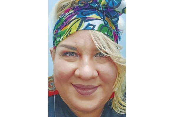 Julia Olivella. Actriz, locutora, maestra de danzas y gestora cultural. Nominada a mención honorífica: Educación “La naturaleza femenina arraiga ese don organizativo y creativo que hace que el trabajo colaborativo sea desarrollado eficientemente; no en vano la mujer a través de la evolución de la humanidad ha sido una resiliente y que al verse en una posición de poder ha demostrado su don de liderazgo, empatía, gran capacidad de acción y toma de decisiones. Por ello, proyectos como este brindan la visibilidad del gran trabajo realizado por mujeres lideresas destacadas, quienes ayudan a crecer el país en todas sus aristas”. “Cada día somos más, aquellas que adquirimos mayor participación en los ejes de mando en todos los niveles de nuestra sociedad. Aún así, necesitamos que se respeten y se defiendan estos espacios para que haya equidad e igualdad de género para contar con una sociedad equilibrada y desarrollada”.