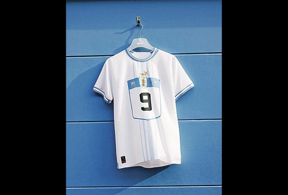 selección de uruguay. Puma. Visitante El color blanco no se negocia en la camiseta alternativa de la selección uruguaya. Con la única excepción de que para esta edición, el número estará rodeado con una silueta junto con el emblema de la federación en el medio.