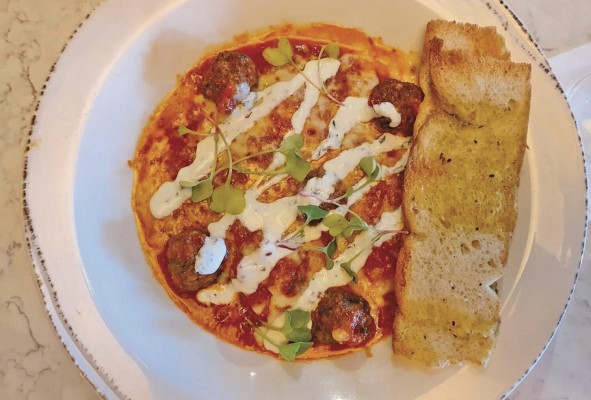 El 'Shakshuka' es una de las recomendaciones de la casa: huevos escalfados en salsa de tomate asado, albóndigas de wagyu y queso gratinado.