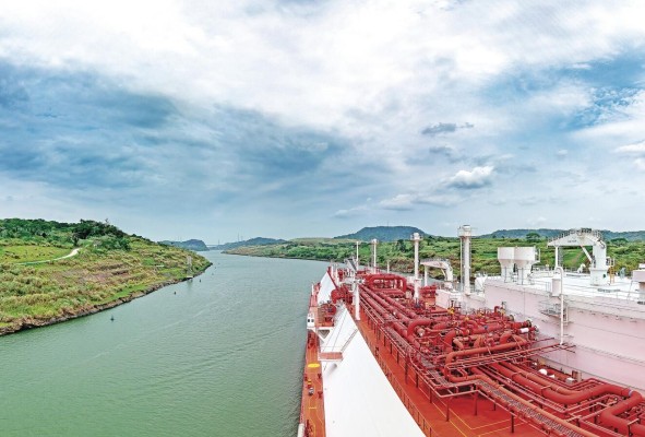 Vista de una portadora cruzando el Canal de Panamá