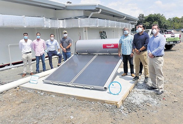 Entrega del sistema de calentador de agua solar, pro parte del PNUMA.