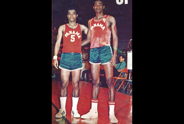 Davis Peralta (Izq.) y Pedro Rivas (Der.), dos inmortales del baloncesto istmeño para la historia.