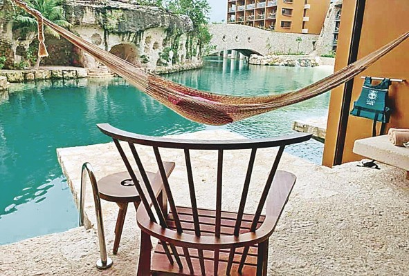 Cada habitación tiene una hamaca artesanal situada en el balcón con salida a la piscina.