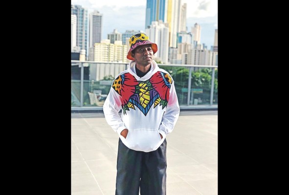 El diseñador Jean Carlos Quijano luce una de sus 'bucket hat'.