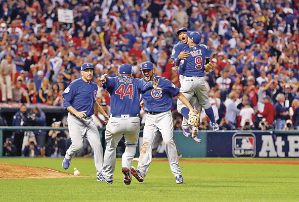 2016. Cachorros sobre Indios, 4-3. No hay mucho que explicar aquí. Primero, dos franquicias con décadas y décadas esperando por ganar la Serie Mundial. Segundo, el mejor juego fue el Juego 7, que además incluyó un retraso por lluvia y un discurso inspirador. Pero por sobre todas las cosas, en esta fue que los Cachorros de Chicago ganaron la Serie Mundial. Por momentos imborrables que haya habido en esta década, es muy posible que el único que vaya a recordarse dentro de 50 años sea este. Sigue siendo algo increíble.