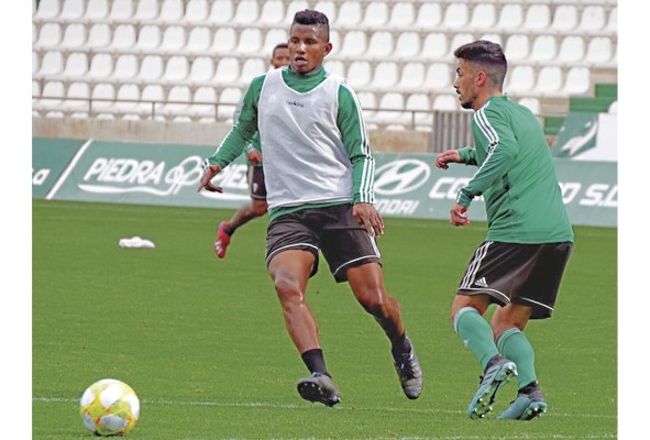El Córdoba fue su carta de presentación en España, el Alcorcón se le presenta como una ventana de tres temporadas para reafirmarse en el fútbol ibérico.
