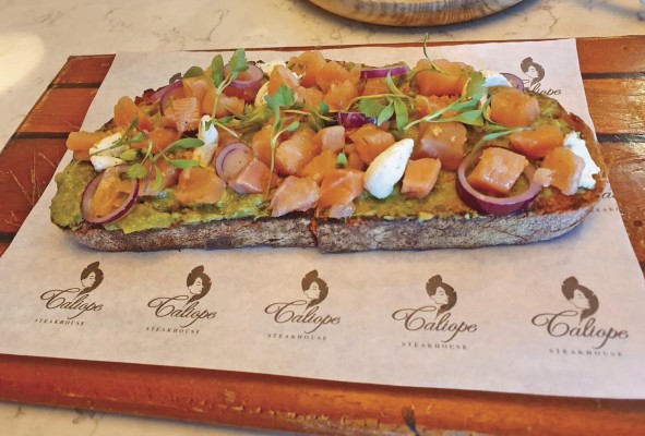 La 'Tostada de salmón' es una alternativa refrescante como entrada: pan coronado con puré de aguacate, salmón ahumado, tiras de cebolla, alcaparras y queso de hierbas.